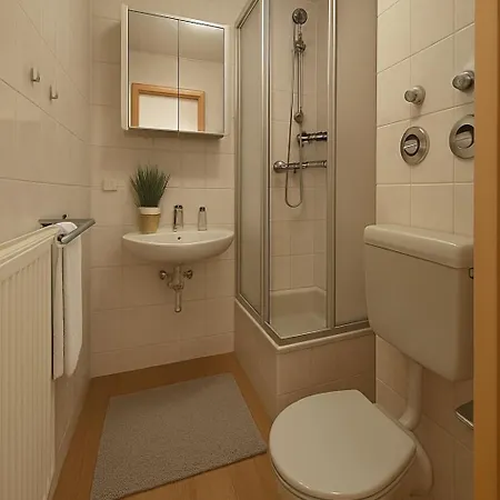 Seenest Mit Blick Ins Gruene